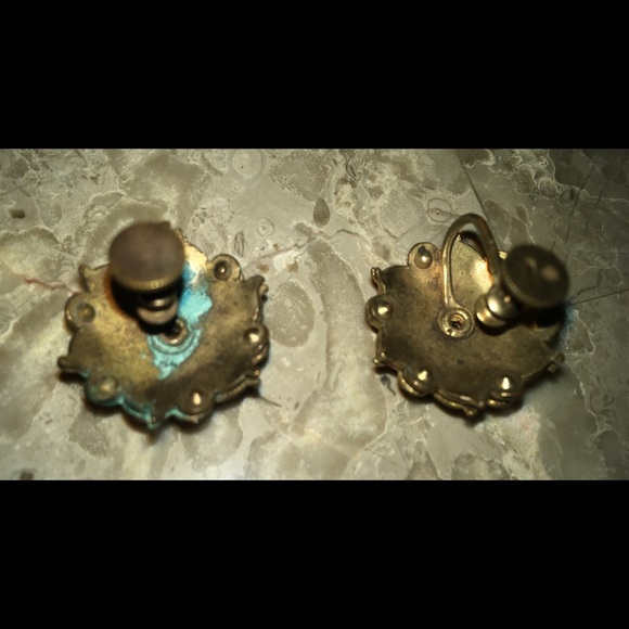 1940's Vintage Black Onyx Cameo Screw-On Earring. - Picture 4 of 8